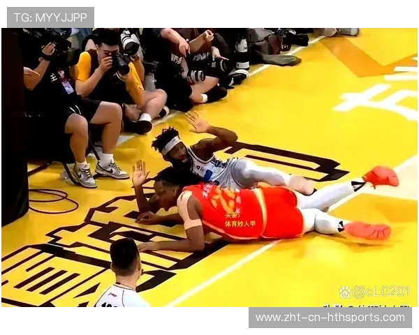 裁判直接被球砸脸，全场爆笑